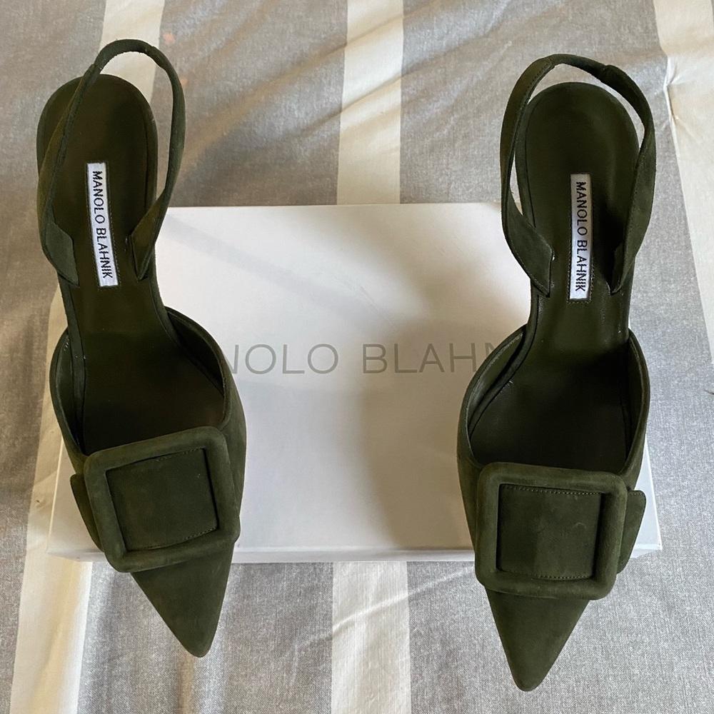 ManoloBlahnik,Maysli calf suedepumps.2.8" stiletto heel.Bow accent at vamp.